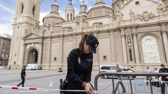 Un agente acordona la zona de la basílica Un agente acordona la zona de la basílica