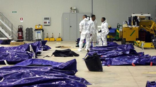 Hangar con los cad&aacute;veres de los inmigrantes de Lampedusa