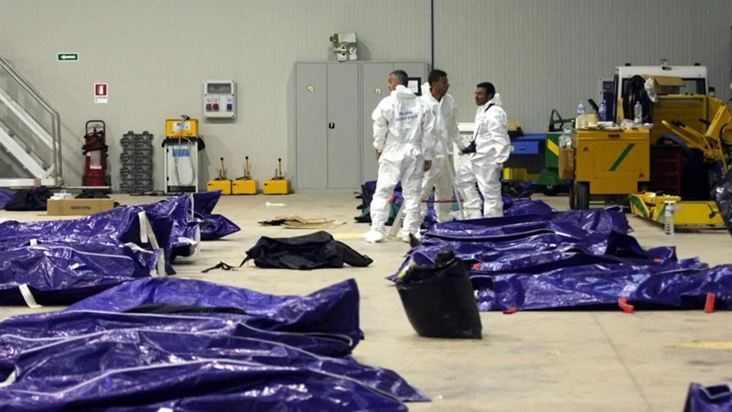 Hangar con los cadáveres de los inmigrantes de Lampedusa Hangar con los cadáveres de los inmigrantes de Lampedusa
