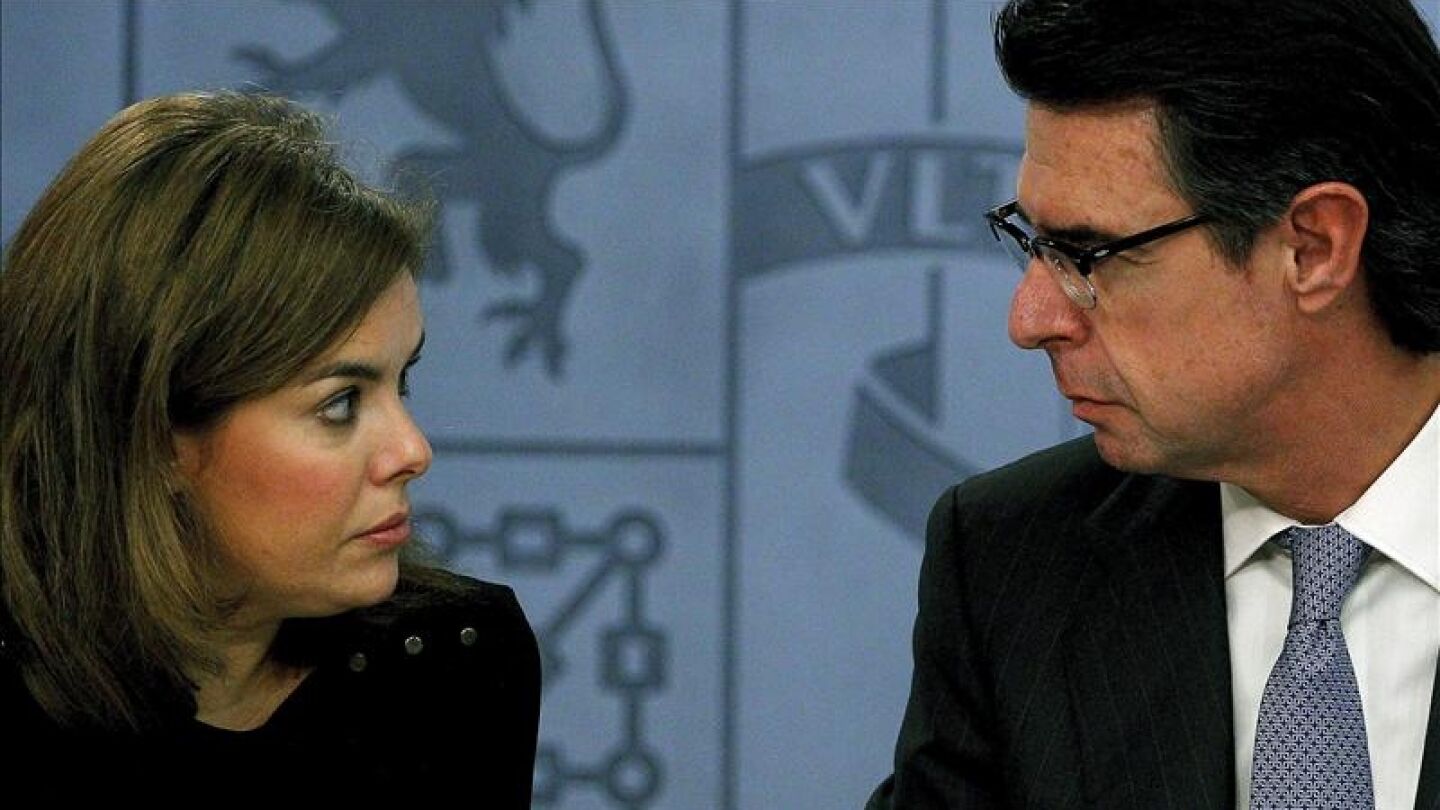 La vicepresidenta del Gobierno, Soraya S&aacute;enz de Santamar&iacute;a y el ministro de Industria, Energ&iacute;a y Turismo, Jos&eacute; Manuel Soria