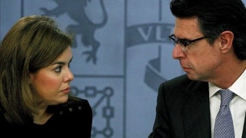 La vicepresidenta del Gobierno, Soraya Sáenz de Santamaría y el ministro de Industria, Energía y Turismo, José Manuel Soria