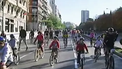 Las bicicletas toman Madrid para fomentar su uso Las bicicletas toman Madrid para fomentar su uso