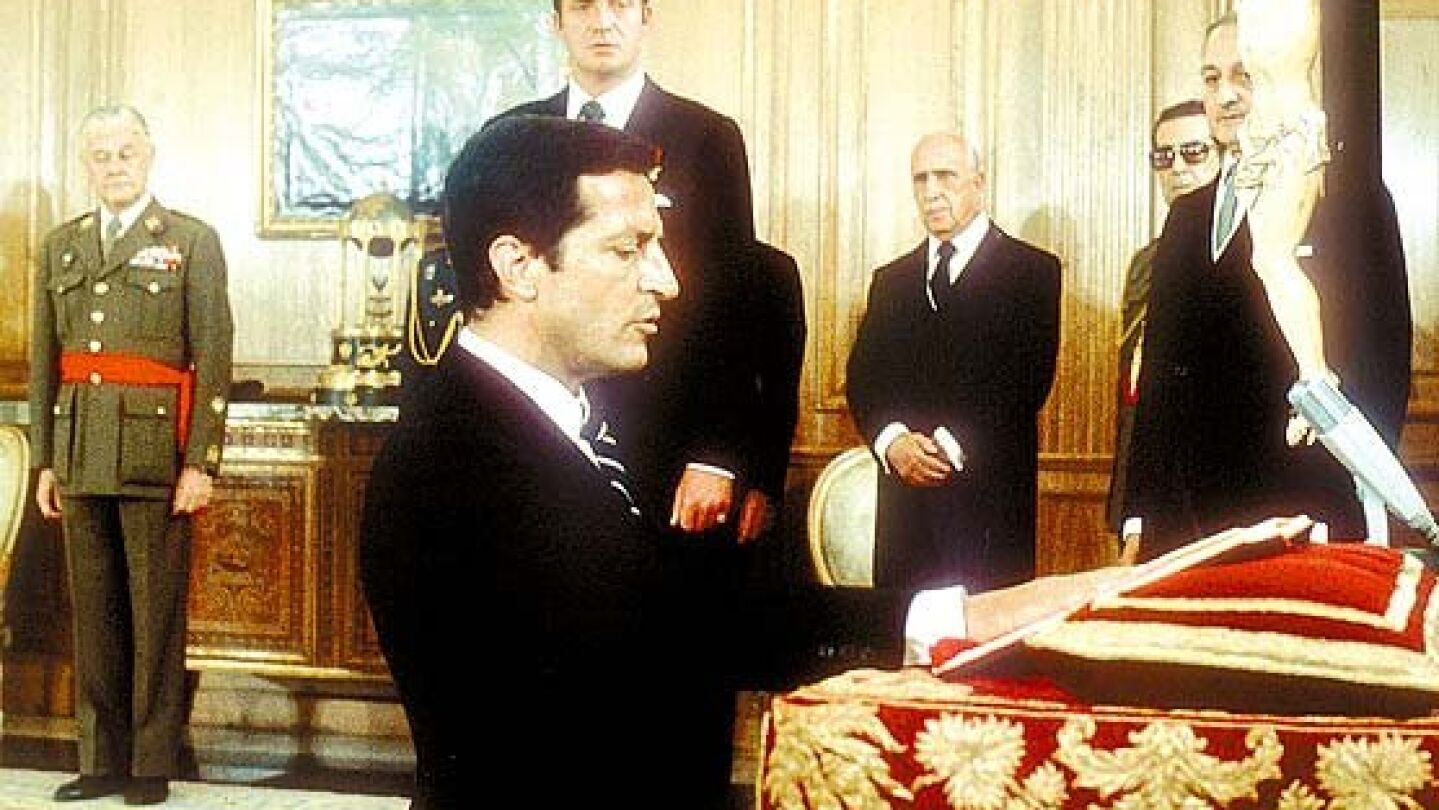 Adolfo Su&aacute;rez jura el cargo