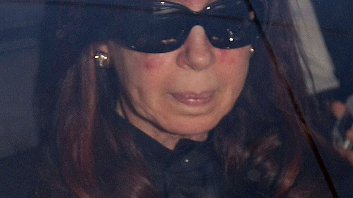 Cristina Fern&aacute;ndez a su llegada al hospital