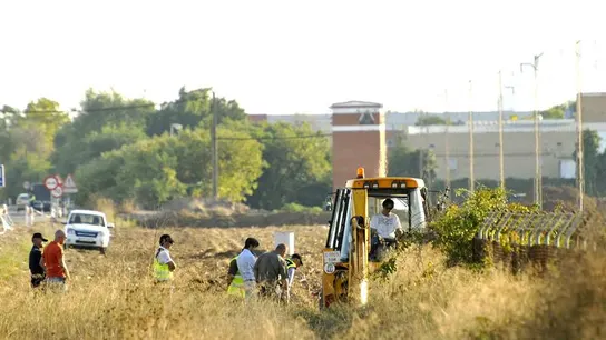 Operarios y efectivos trabajando en la búsqueda de Marta del Castillo Operarios y efectivos trabajando en la búsqueda de Marta del Castillo