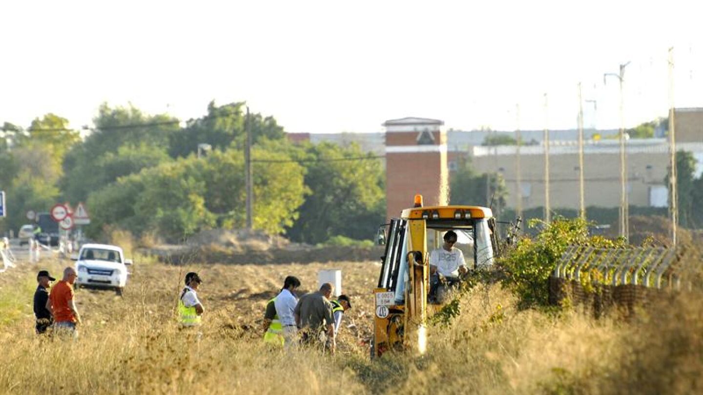 Operarios y efectivos trabajando en la b&uacute;squeda de Marta del Castillo