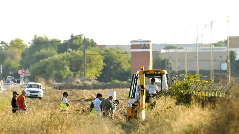 Operarios y efectivos trabajando en la búsqueda de Marta del Castillo