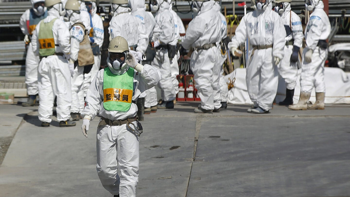 Trabajadores en las central de Fukushima