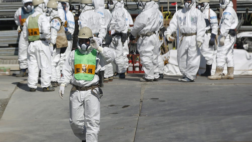 Trabajadores en las central de Fukushima