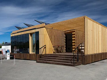 La casa del proyecto SML system. A la izquierda se puede ver una de sus fachadas cubierta de paneles solares La casa del proyecto SML system. A la izquierda se puede ver una de sus fachadas cubierta de paneles solares