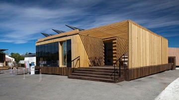 La casa del proyecto SML system. A la izquierda se puede ver una de sus fachadas cubierta de paneles solares