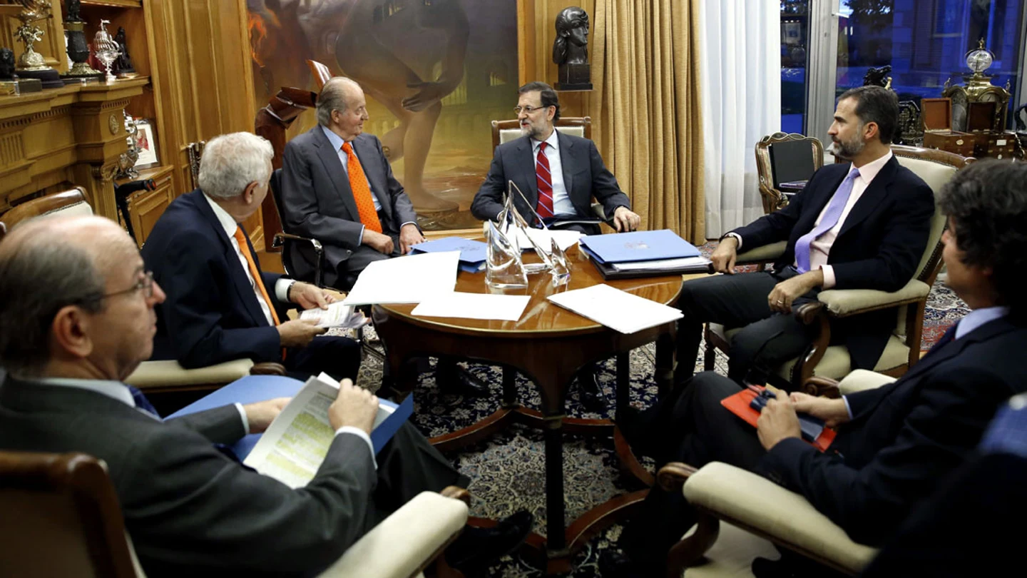 El Rey junto a Rajoy y el Príncipe, en La Zarzuela El Rey junto a Rajoy y el Príncipe, en La Zarzuela