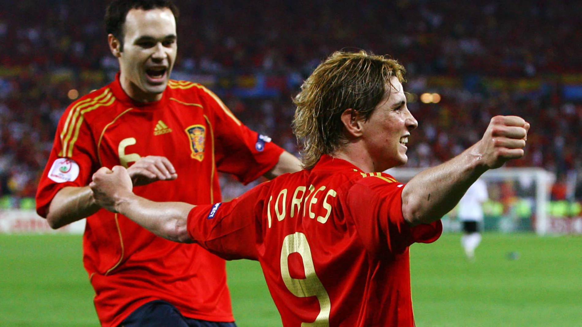 Iniesta celebra con Torres un gol histórico