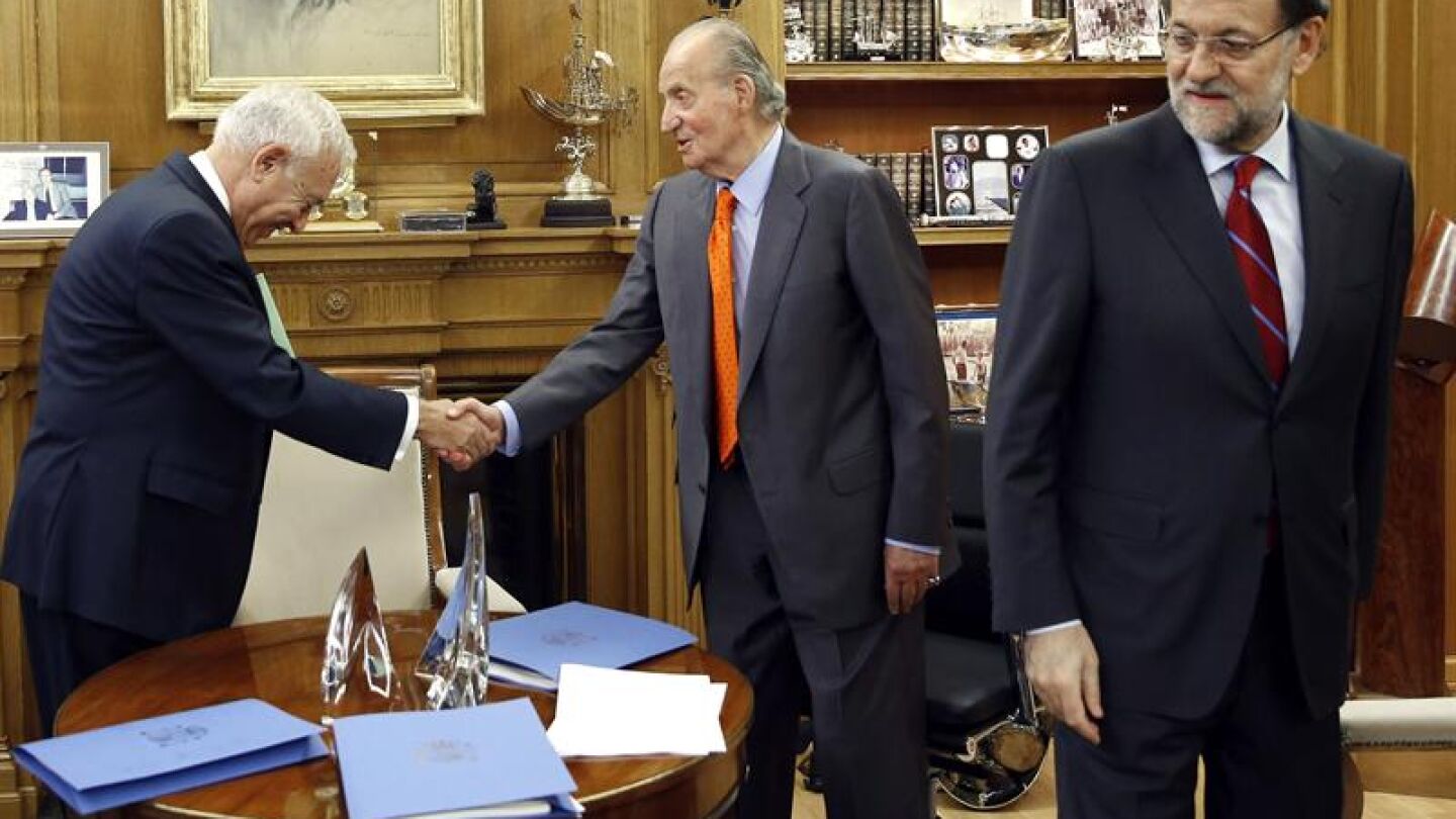 El rey Juan Carlos saluda al ministro de Asuntos Exteriores, Jos&eacute; Manuel Garc&iacute;a-Margallo 