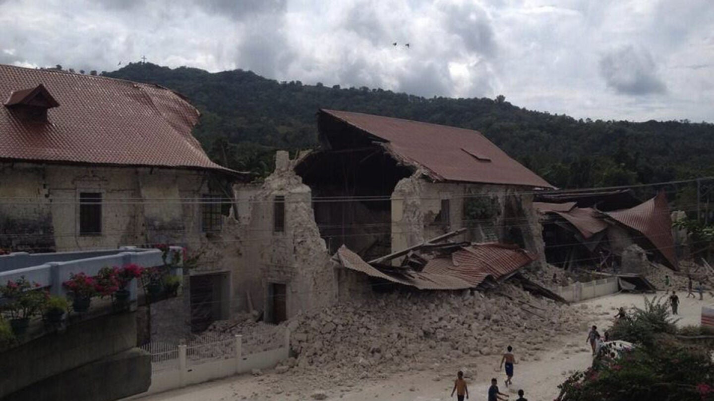 Ascienden a 20 los muertos en el terremoto de 7,2 en el centro de Filipinas