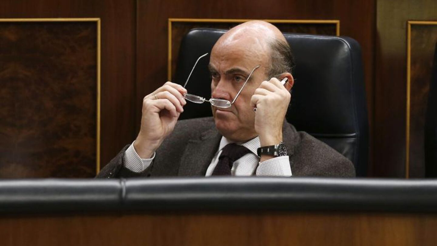 El ministro de Econom&iacute;a, Luis de Guindos, durante el debate de totalidad de la ley de cajas 