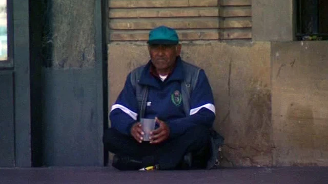 Un mendigo pidiendo en la calle