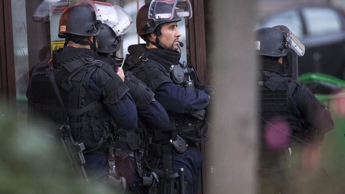 Cuatro personas secuestradas en un banco de Par&iacute;s