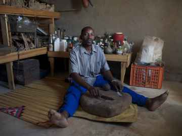 El curandero Ephriem Dube vive con VIH y recibe tratamiento con antirretrovirales