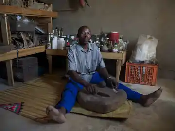 El curandero Ephriem Dube vive con VIH y recibe tratamiento con antirretrovirales El curandero Ephriem Dube vive con VIH y recibe tratamiento con antirretrovirales