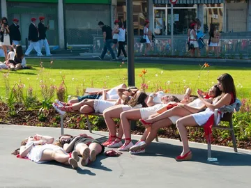 Un grupo de chicas en una fiesta en Irún Un grupo de chicas en una fiesta en Irún