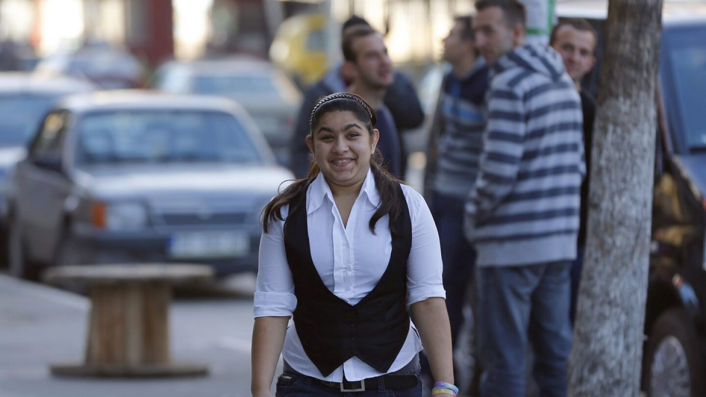 La joven Leonarda Dibrani, en una calle de Mitrovica