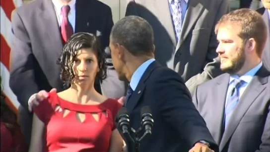 Barack Obama interrumpe su discurso para atender a una embarazada Barack Obama interrumpe su discurso para atender a una embarazada