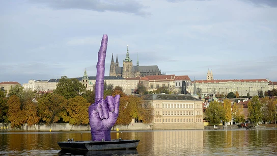 Una "peineta" fondeada en Praga muestra el desprecio al presidente checo Una "peineta" fondeada en Praga muestra el desprecio al presidente checo