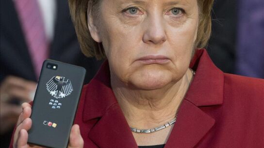 Angela Merkel mostrando su tel&eacute;fono