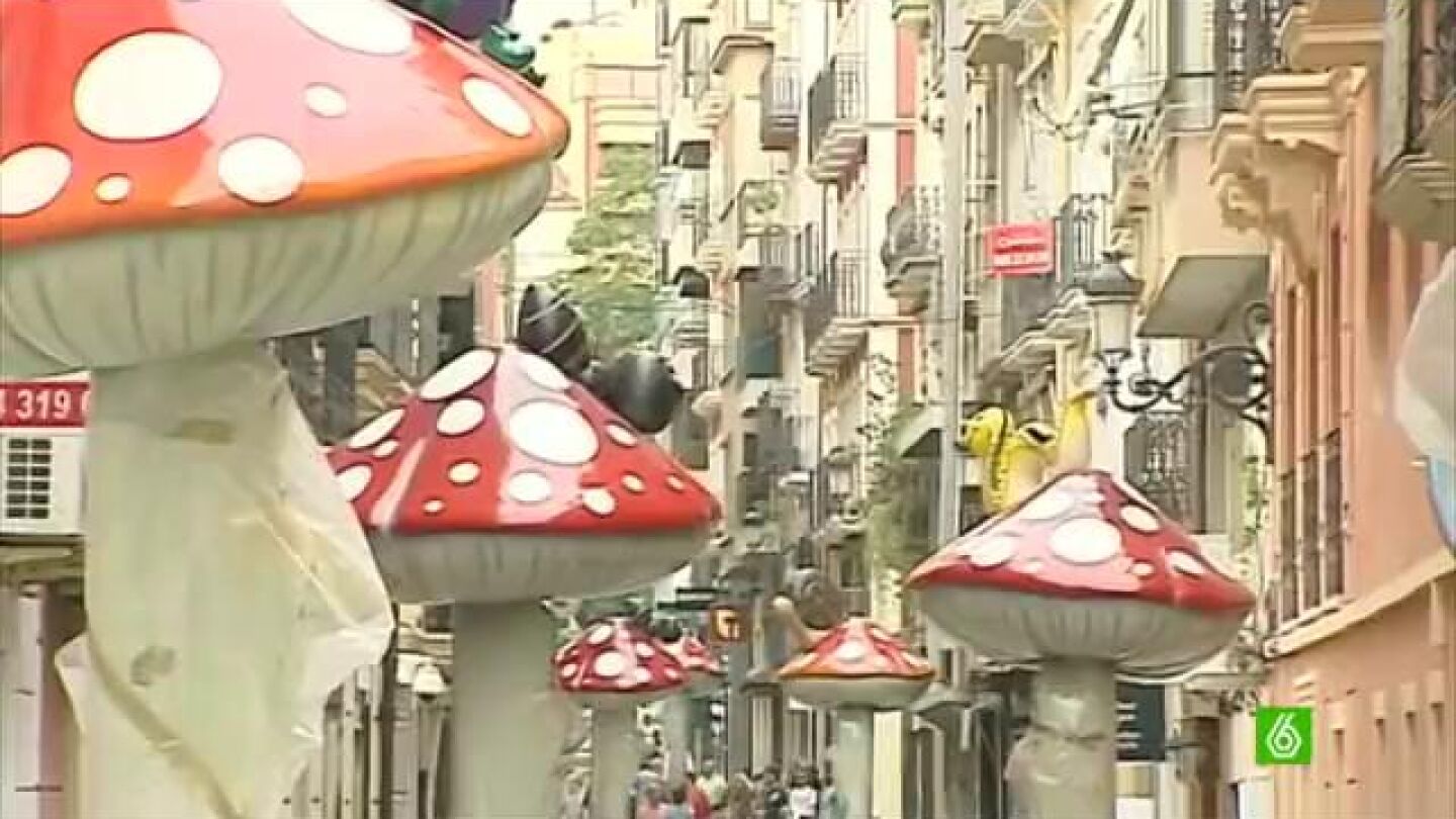 Imagen de las setas decorativas en una calle de Alicante