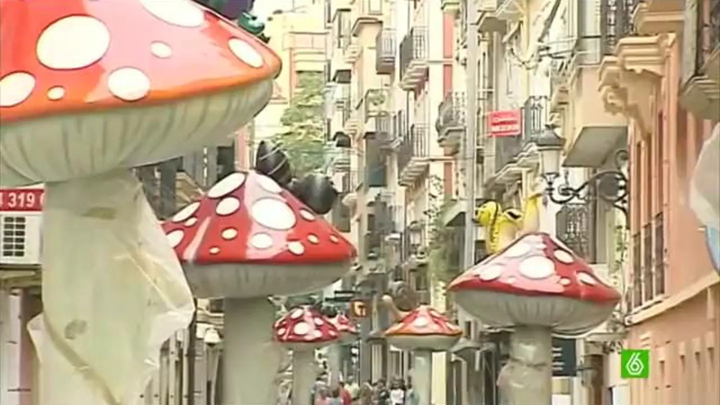 Imagen de las setas decorativas en una calle de Alicante Imagen de las setas decorativas en una calle de Alicante