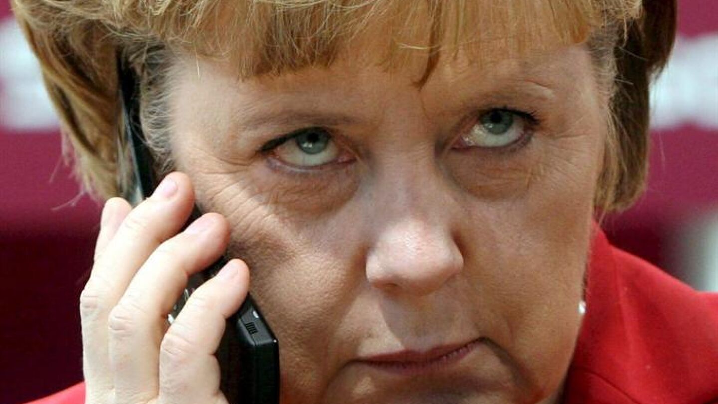  La canciller alemana Angela Merkel utilizando un tel&eacute;fono m&oacute;vil