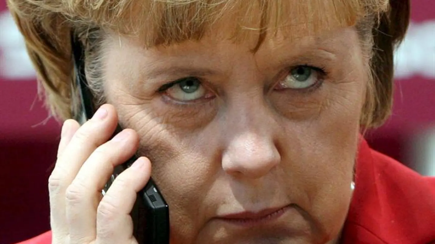 La canciller alemana Angela Merkel utilizando un teléfono móvil La canciller alemana Angela Merkel utilizando un teléfono móvil