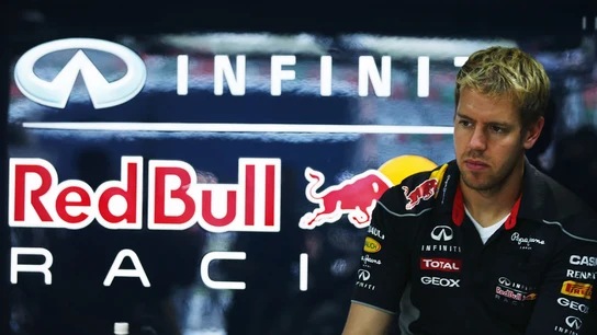 Vettel en el box de Red Bull Vettel en el box de Red Bull