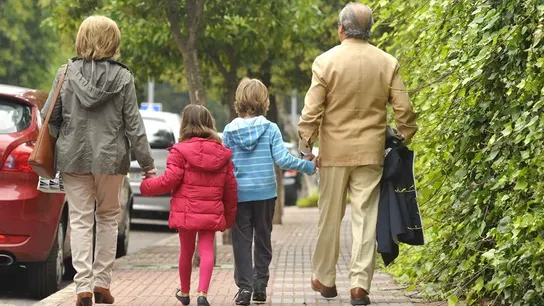 Unos abuelos acompañan a sus niestos al colegio. Unos abuelos acompañan a sus niestos al colegio.