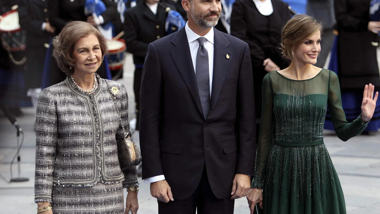 El Príncipe junto a Letizia y Doña Sofía, en Oviedo El Príncipe junto a Letizia y Doña Sofía, en Oviedo