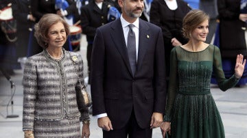El Príncipe junto a Letizia y Doña Sofía, en Oviedo