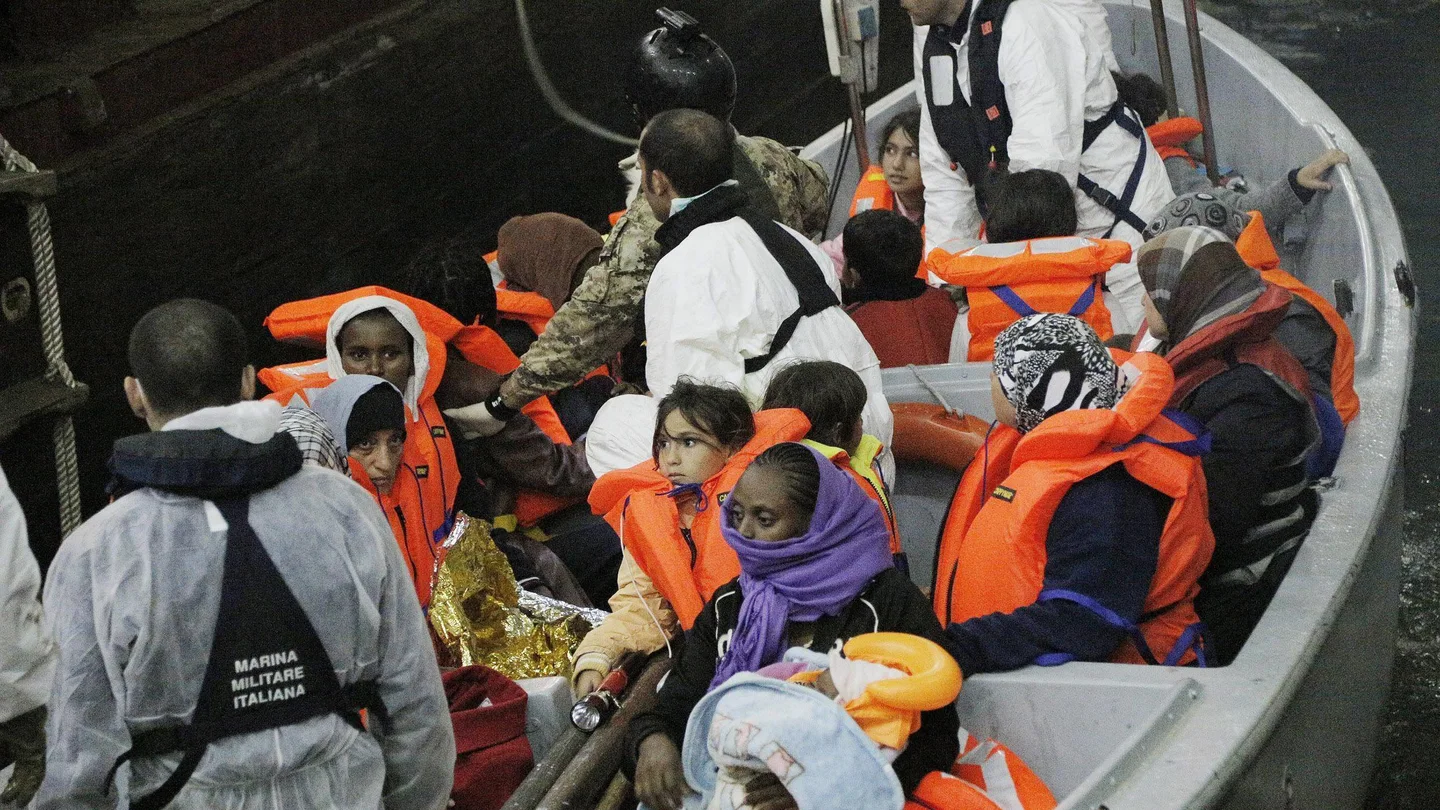 Una barca de salvamento llega al buque anfibio 'San Marco Mare Nostrum' con inmigrantes rescatados. Una barca de salvamento llega al buque anfibio 'San Marco Mare Nostrum' con inmigrantes rescatados.
