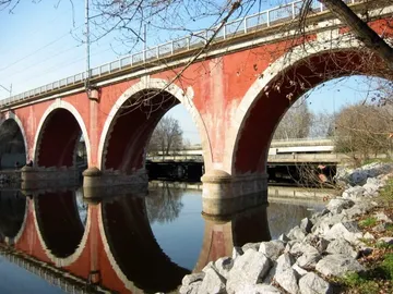 El río Manzanares a su paso bajo el Puente de los Franceses, en Madrid El río Manzanares a su paso bajo el Puente de los Franceses, en Madrid