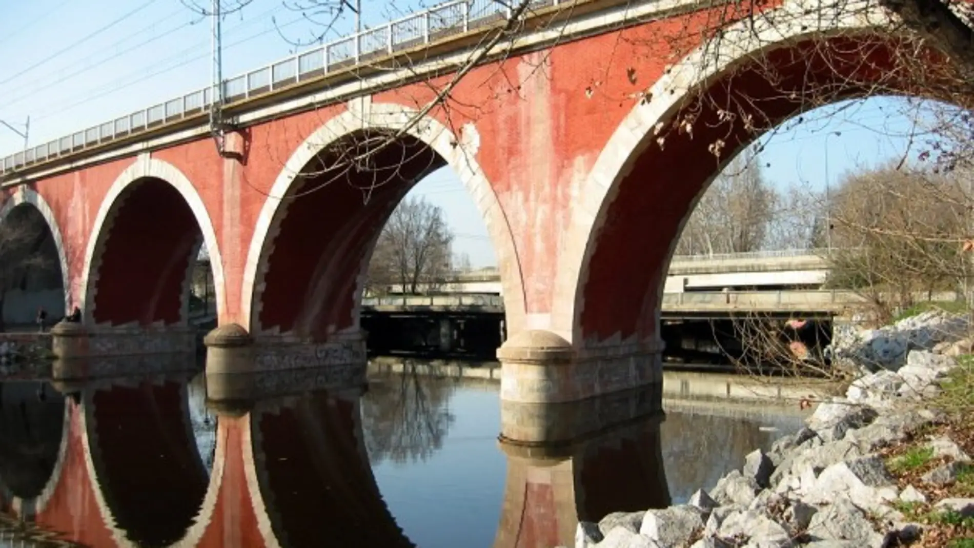 El río Manzanares a su paso bajo el Puente de los Franceses, en Madrid