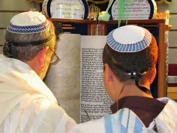 Dos judíos leyendo la Torah según la costumbre sefardí Dos judíos leyendo la Torah según la costumbre sefardí