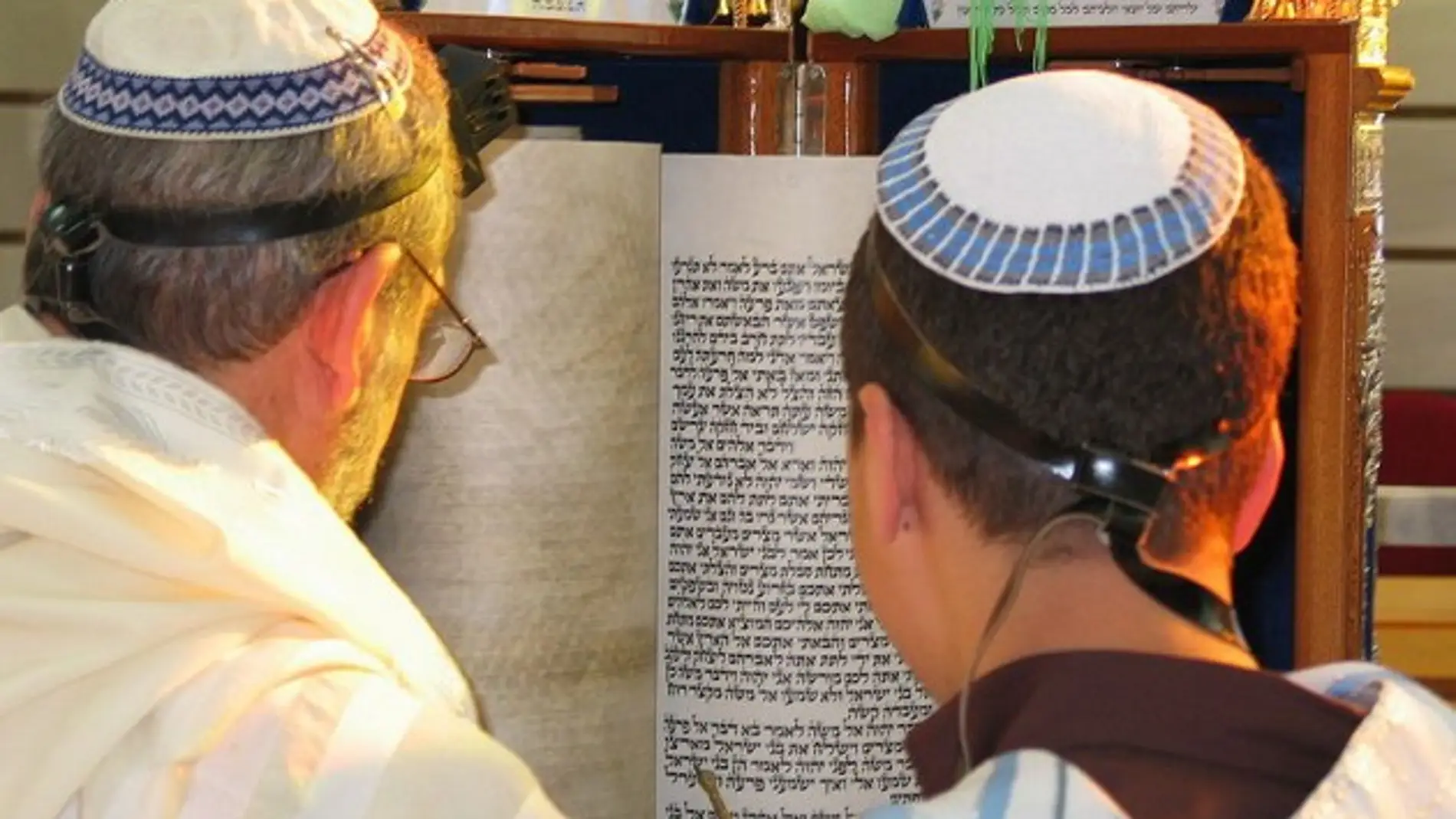 Dos judíos leyendo la Torah según la costumbre sefardí