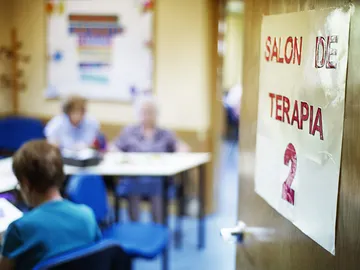 Varios enfermos de Alzheimer en una sala de terapia Varios enfermos de Alzheimer en una sala de terapia