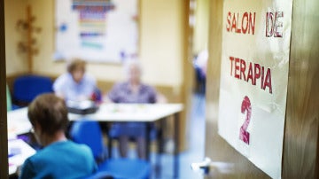 Varios enfermos de Alzheimer en una sala de terapia