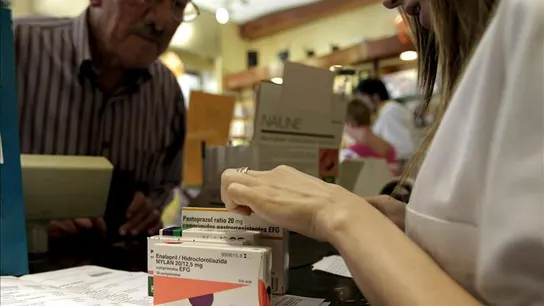 Un hombre adquiere varios medicamentos en una farmacia Un hombre adquiere varios medicamentos en una farmacia