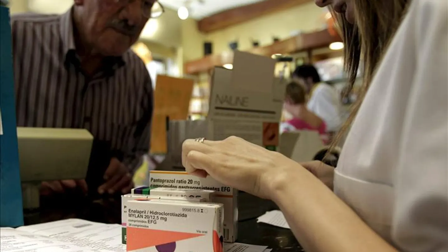 Un hombre adquiere varios medicamentos en una farmacia Un hombre adquiere varios medicamentos en una farmacia