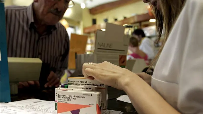  Un hombre adquiere varios medicamentos en una farmacia