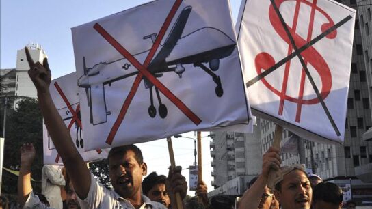 Varias personas protestan por el uso de drones por EEUU