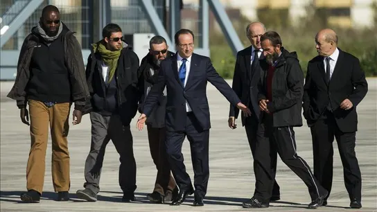 Varios altos cargos franceses junto a los cuatro rehenes rescatados Varios altos cargos franceses junto a los cuatro rehenes rescatados