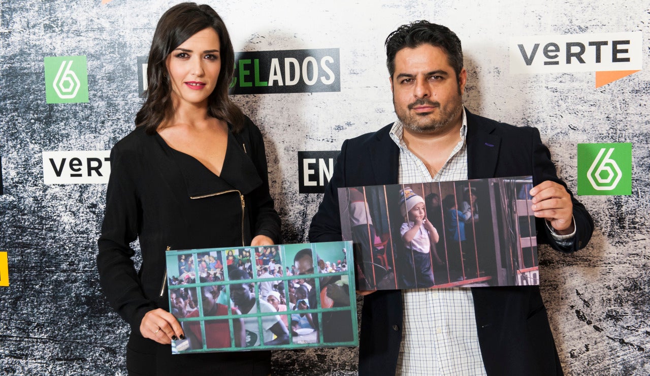 Alejandra Andrade y Jalis de la Serna con dos fotografías de la exposición
